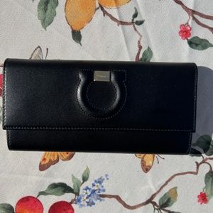 This Salvatore Ferragamo Women's Wallet is new